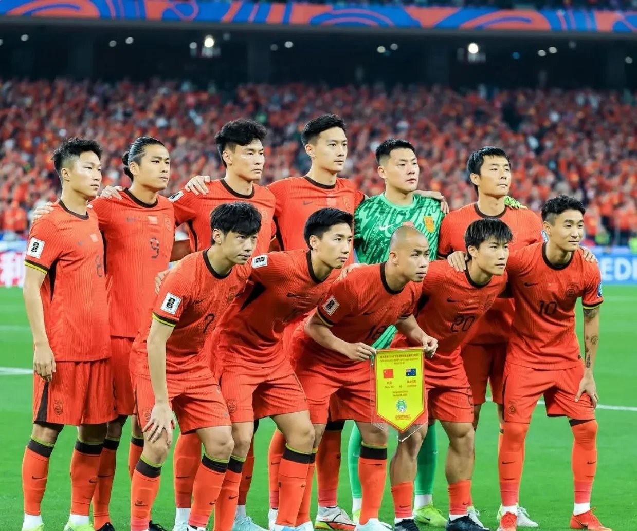 关于国内足球联赛实力亮眼，球队实力对比角逐激烈的信息