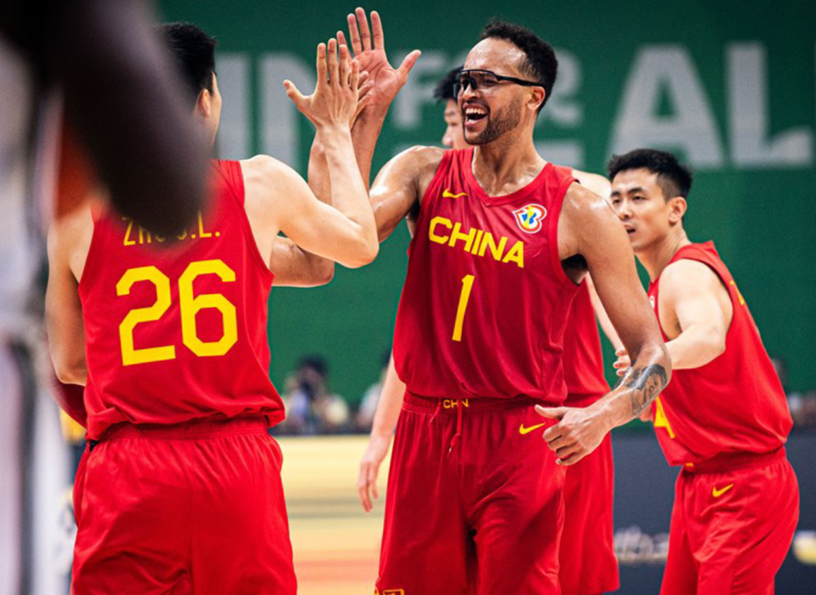 中国男篮队员团结一致，勇创佳绩